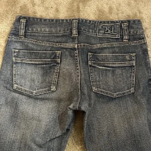 Lågmidjade jeans - säljer dem då jag inte har användning för dem längre, ❗️lånade bilder från förra ägaren ❗️skriv för mått 💞