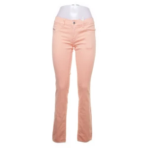 Färgade diesel jeans - Så coola orangea/peach färgade lågmidjade diesel jeans i storlek 29 men stora i storleken så skulle säga typ 32🔥
