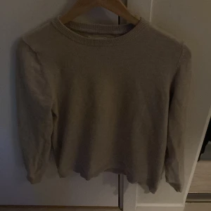 Kashmir tröja - En snygg Kashmir tröja | Väldigt bra skick | använd ca 5 gånger | har ni frågor så är det bara att ställa dom😅