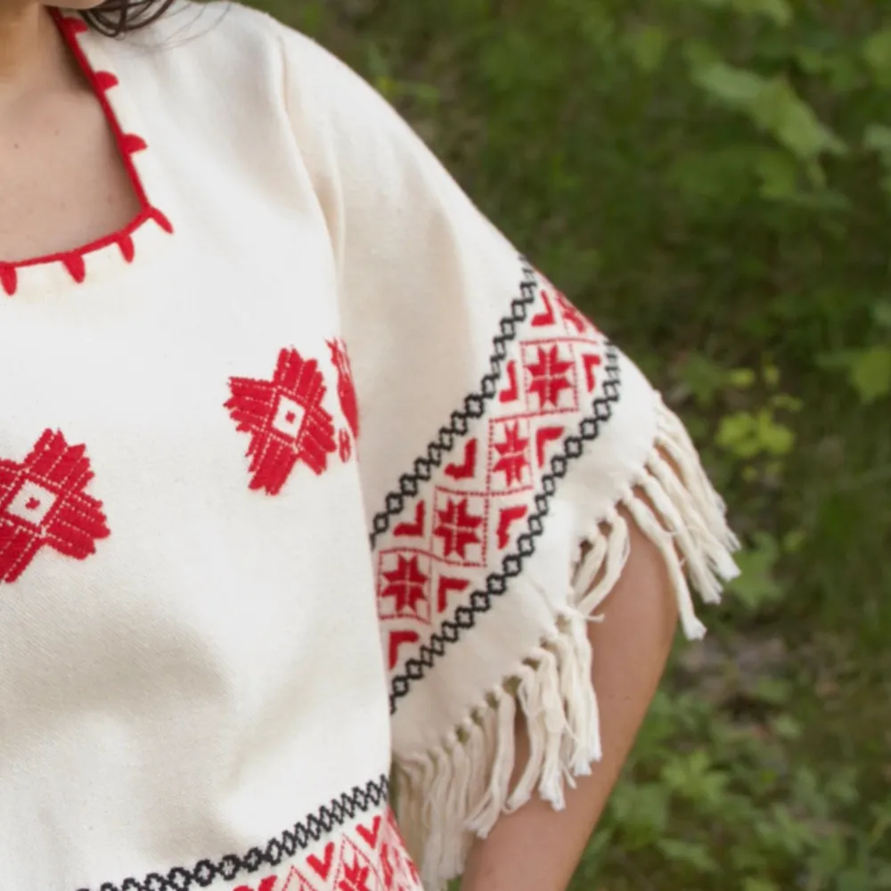 Vintage Mexican Boho Dress With Red/Black Embroidered Details And Fringe Sleeves And Hem. 2 Hip Pockets  Very Good Condition.  Best Fits M/L150 CM/ 59.1 IN Long 35 CM/ 13.8 IN Sleeve 39 CM/ 15.4 IN Shoulders 96 CM/ 37.8 IN Chest 96 CM/ 37.8 IN Waist. Klänningar.