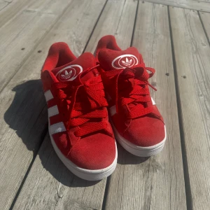 Adidas campus 00  - Jättefina adidas campus 00. Skorna är mer korallröda än vad de ser ut på bild. Storlek 37,5 men passar mig som har 38. 
