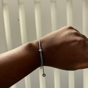 Silver armband  - Enkel och fin silver platerad armband, nyskick och justerbar. Köpare står för frakt men kan vara gratis om man köper en bundle med tre produkter eller mera (ej spårbart) :)