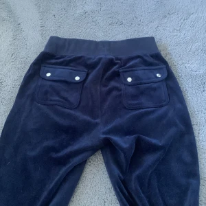 Juicy byxor  - Säljer dessa mörkblåa juicy byxor i storlek xxs då dom inte kommer till användning längre. Pris kan diskuteras.