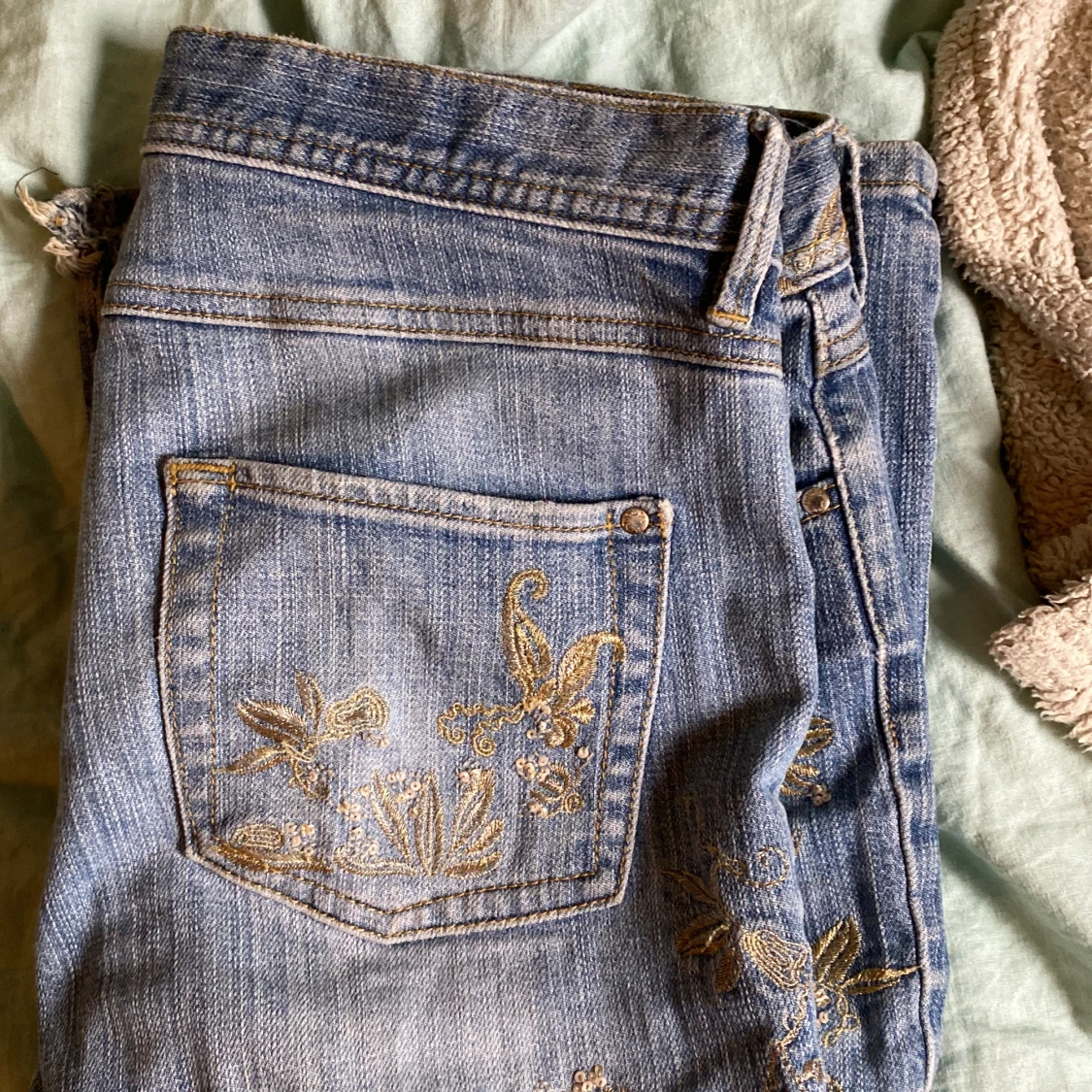 Jeans med guldbrodyr - 92