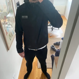 Hugo Boss Wind breaker  - Säljer min Hugo boss wind breaker. Pågrund av atg jag inte använder den längre 