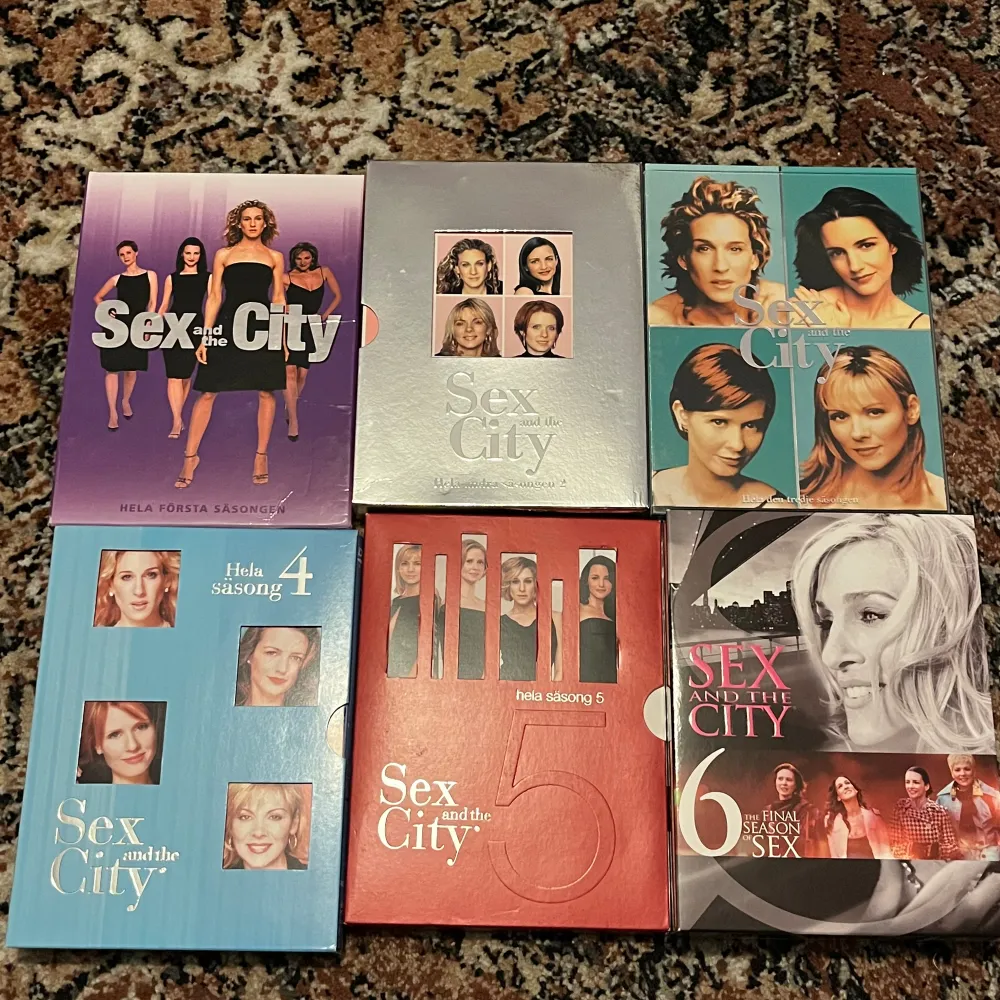 alla säsonger av sex and the city på dvd, det saknas endast en skiva på säsong 2 annars är allting perfekt! jag har bara haft som prydnad.. Övrigt.