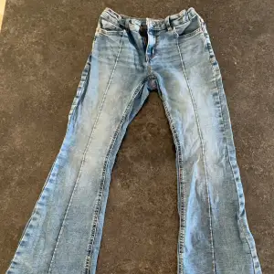 Jeans i storlek 158 med justerbar midja. Använt skick men inga skador eller fläckar. 