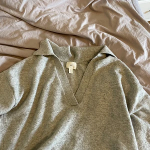 Stickad tröja  - Stickad tröja med piké och lite kortare i armarna🩷