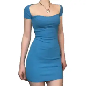Blå square neck mini dress! Storlek xs men är väldigt stretchig så passar möjligtvis även upp till M. Aldrig använd och i perfekt skick!🩷