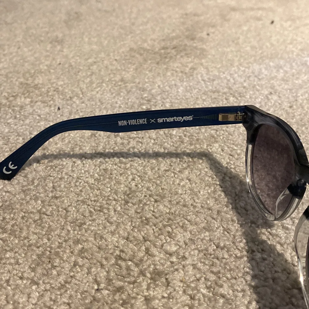 Detta är ett par solglasögon utan styrka som är till högsta kvalite. De är perfekta till sommaren. Ny pris 1800kr, aldrig använda köpta för ett halvår sen. Det finns inte någon skrapa eller repa. hör av er om ni har några frågor.Pris kan diskuteras!. Accessoarer.