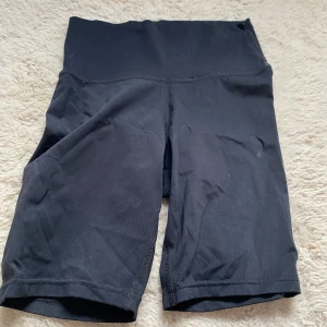 Tränings shorts  - Två olika träningshors säljs tsm eller enskild andvänt ett antal gånger najst material köp tillsammans för 200kr eller enskild för 120kr