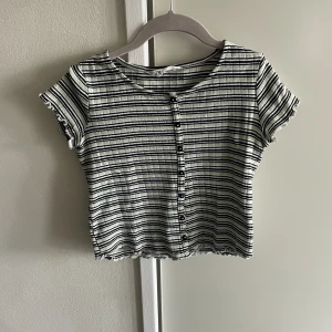 Barn t-shirt - Randig tröja för barn, bra skick. Storlek 146/152