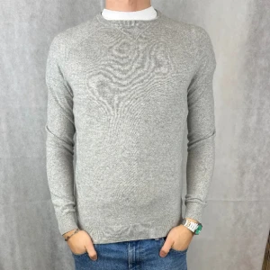 100% Kashmir Tröja - Säljer denna riktigt feta Kashmir tröja till ett riktigt bra pris i nyskick.🤩