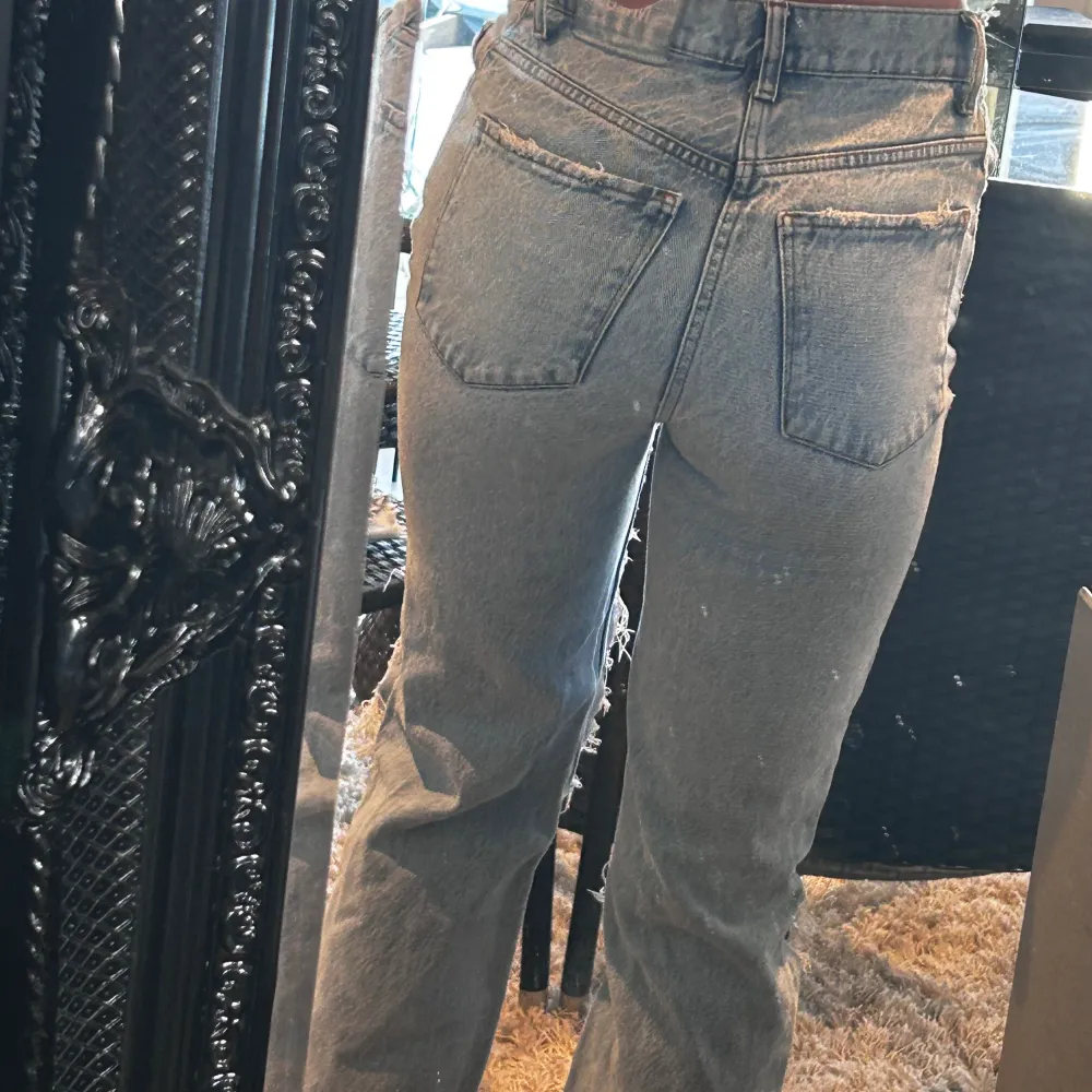 Gamla jeans som inte längre passar, dem har varit använda mycket men känns fortfarande nya. Inga skador (jag är 170cm) nypris-700kr mitt pris 200kr. Jeans & Byxor.