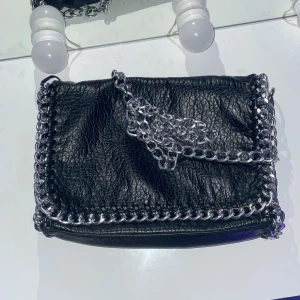 Tiamo väska  - Säljer min tiamo väska i storlek medel den har några effekter men inget som syns skriv för fler bilder