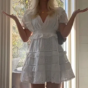 Studentklänning - Säljer denna jättesnygga och eftertraktade klänningen från ASOS. Den är helt slut och går ej att få tag i längre!! 😍😍😍säljer endas vid jättebra bud!! Första och andra bilden är ej jag