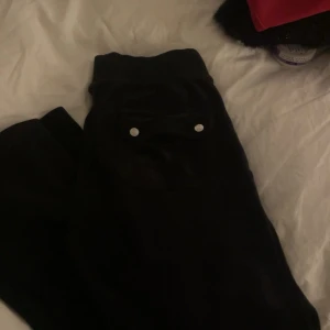Juicy couture byxor - Säljer dessa juicy couture byxor  Använda enstaka gånger för dom passar nt Ny pris 1200:-