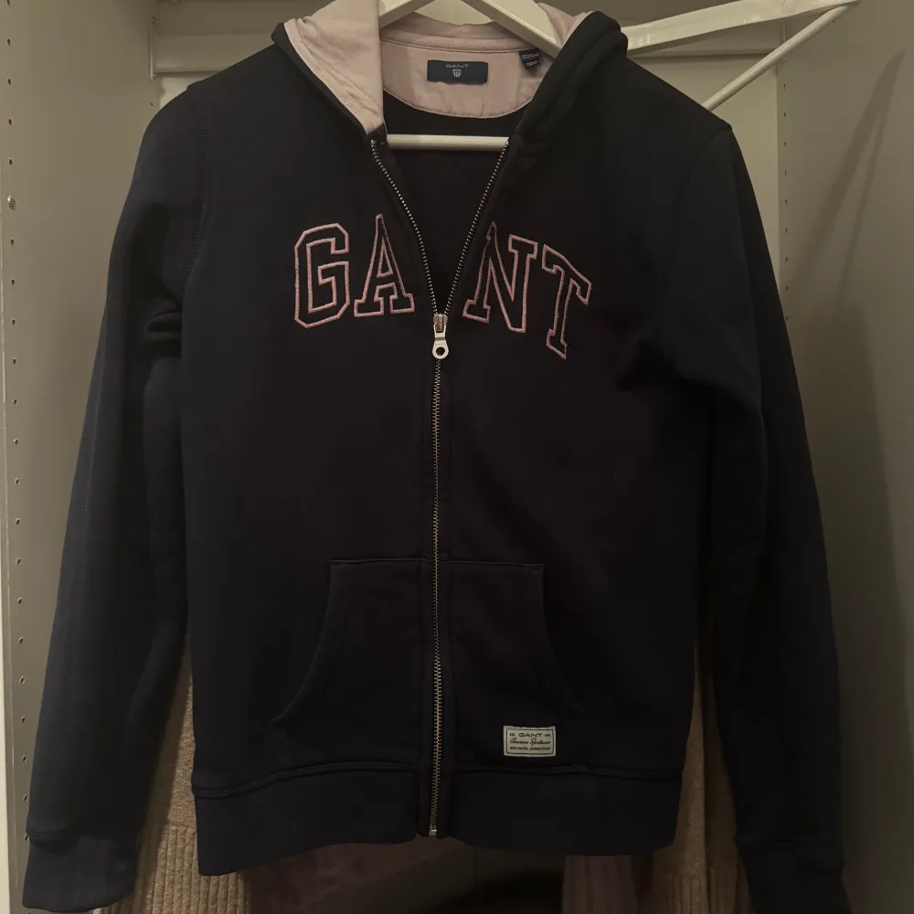 Säljer min jättefina Gant zip hoodie i färgen blå och rosa pga att den är för liten.   Storlek 158/164. Fint skick ,Kan diskutera priset  //Tilda 💞. Hoodies.