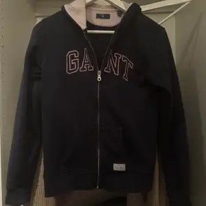 Säljer min jättefina Gant zip hoodie i färgen blå och rosa pga att den är för liten.   Storlek 158/164. Fint skick ,Kan diskutera priset  //Tilda 💞