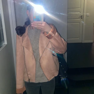 Mocka jacka  - Säljer den här mocka jackan pågrund av att jag inte har användning av den längre den är i super fint skick har använt knappt 2 gånger ❤️kontakta mig innan köp. Säljaren står för frakten 