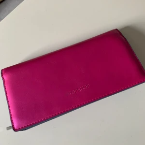 Plånbok  - Rosa plånbok köpt i London! Fack för bankkort, mynt, sedlar och foton.