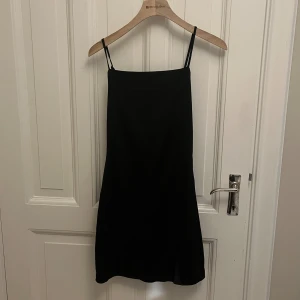 Svart kort klänning  - Super fin klänning i blankt material som är iprincip oanvänd💕 säljer då den inte kommer till användning 