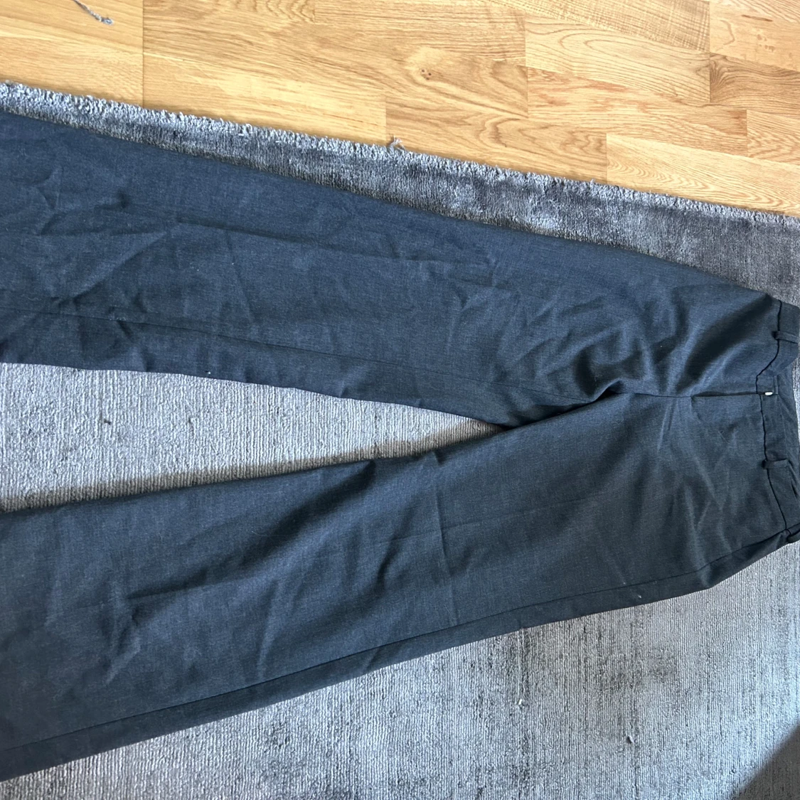 Gråa midwaist kostymbyxor