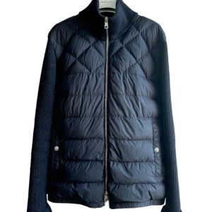 Moncler cardigan - Klassisk long-season Moncler cardigan Tricot. Skick 9,5/10 väldigt sällan använd ock inga defekter. Nypris 11000kr mitt pris 5950kr. Tveka inte på att höra av er!