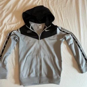 Nike zip hoodie - Den är nästan helt oanvänd 