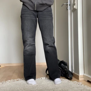 LOW WAIST STRAIGHT JEANS - Assköna lågmidjade jeans från WEEKDAY i modellen Arrow i storlek 27/32, jag är 1,65cm lång📏🩷Helt nya, endast prövade, men säljer pga lite för stora🩷 Köpta för 590kr💜