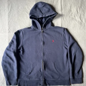 Ralph Lauren zip  - Säljer fet Ralph Lauren zip pga den inte kommer till användning längre, i använt sick utan hål eller skador, kom pm för mer info, priset är inte hugget i sten. Tröjan är XL i ungdoms storlk