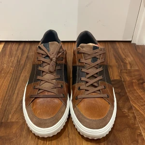 Björn Borg skor - Ett par fina Björn Borg skor som inte använd av mig knappt använd .