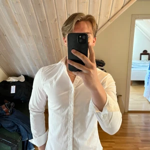 Vit skjorta - Vit skjorta från SMOG i storlek M Pris: 99 kr Skriv om ni har frågor