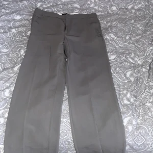 Kostymbyxor - Ett par grågröna kostymbyxor från Zara helt oanvända, säljer dessa då dom inte kommer till användning.  💖💖