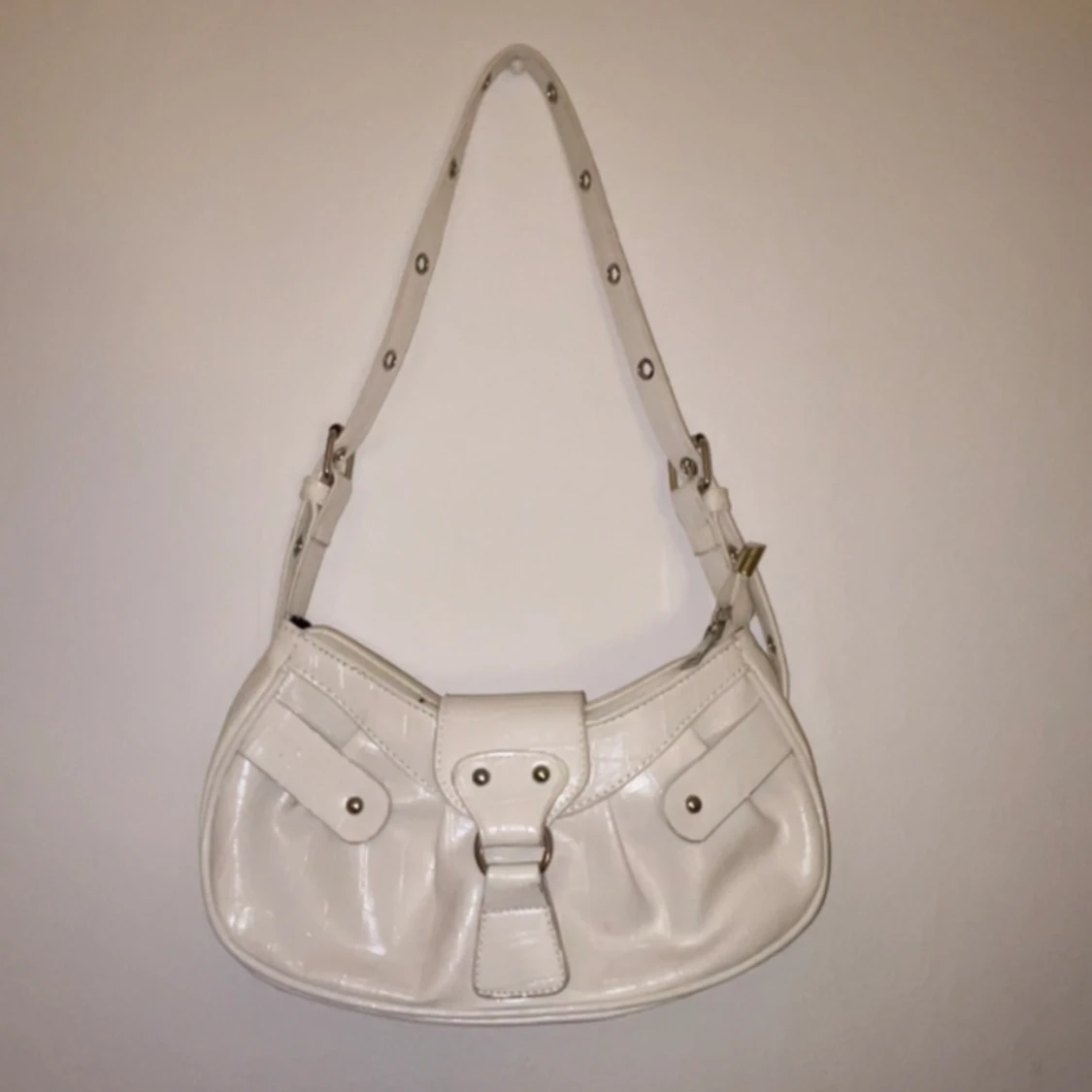 Vit superfin väska som det går att ändra längden på bandet.  