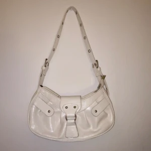 Vit superfin väska som det går att ändra längden på bandet.   - Säljer denna jättefina väskan som är perfekt till sommaren, jag andvänder inte den längre så därför säljer jag den. Väskan är andvänd ca 3 gånger och har inte haft den alls så länge. Kontakta för frågor❤️