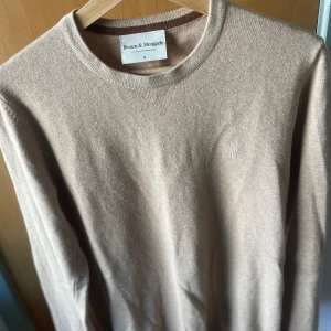 Beige långärmad tröja - Använd 2-3 gånger. Nypris 800kr  