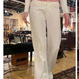 Linnebyxor! - Säljer mina lågmidjade linnebyxor från Brandy Melville. Endast använda en gång! Passar mig som är 170❤️