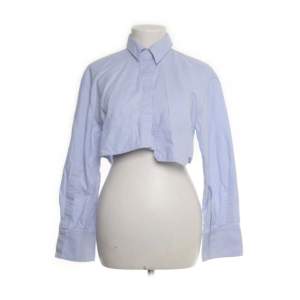 Kort skjorta från Zara i storlek XS. Skjortan är använd men i bra skick 🧚 🤍☁️✨🫧🐚