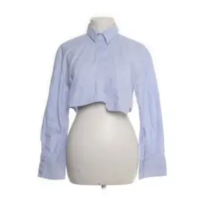 Kort skjorta från Zara i storlek XS. Skjortan är använd men i bra skick 🧚 🤍☁️✨🫧🐚