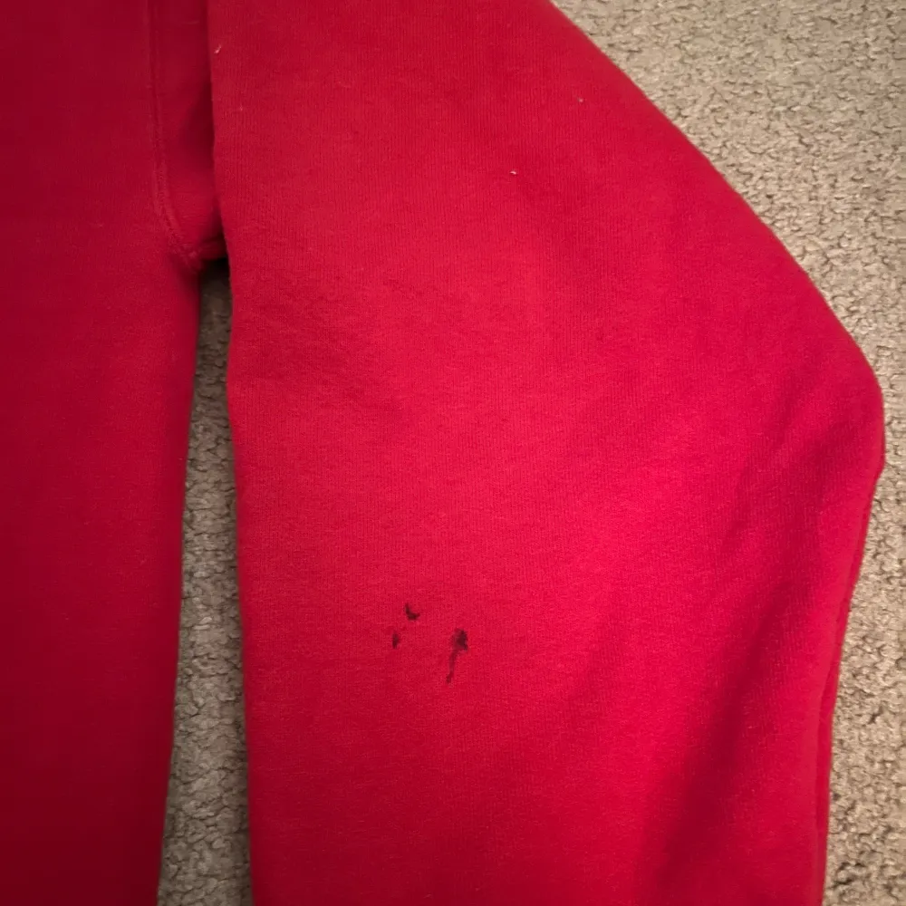 Asfet röd Russel Athletic sweatshirt från nån gång på 90-talet knappt använd, liten fläck på undersidan av armen men knappt något man märker. Hoodies.