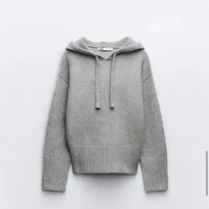 Säljer denna fina stickade hoodie från zara som just nu är slutsåld. Den är använd 2-3 gånger, så den ser inprincip helt ny ut och har inga defekter. Skriv innan du trycker på köp nu.🩷🩷