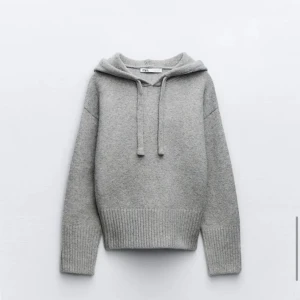 Stickad Hoodie - Säljer denna fina stickade hoodie från zara som just nu är slutsåld. Den är använd 2-3 gånger, så den ser inprincip helt ny ut och har inga defekter. Skriv innan du trycker på köp nu.🩷🩷