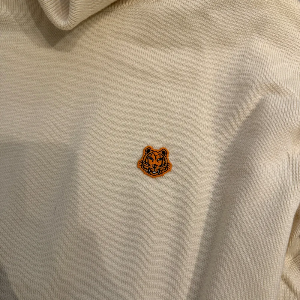 Kenzo Turtleneck i storlek M inköpt på NK i Stockholm för 3800kr. Skick 10/10  Priset kan justeras vid smidig affär!. Stickat.