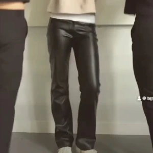 Skinnbyxor  - AS snygga skinnbyxor från bikbok! Säljer då knappt kommer till användning eftersom dom är lite korta på mig som är 170, nypris 600☺️ (kan gå ner i pris vid snabb affär)