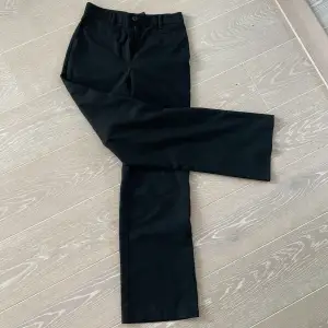 Kostymbyxor från Monki! Svarta lite tjockare kostymbyxor. Använda typ 3 gånger och säljer de för att de blivit lite små.😙