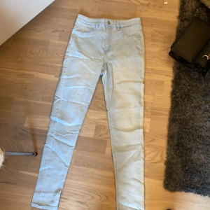 Skinny jeans  - Säljer dessa nästan hela nya! Skinny jeansen för jag använder inte dom skriv privat för mer information och bilder pris kan diskuteras 