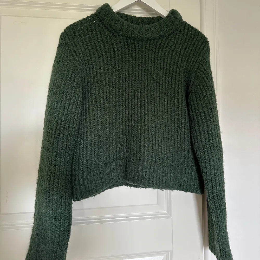 Säljer denna snygga gröna stickade tröjan ifrån weekday, använd en gång så den är i ny skick!. Tröjor & Koftor.