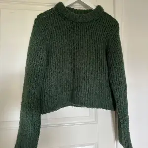 Säljer denna snygga gröna stickade tröjan ifrån weekday, använd en gång så den är i ny skick!