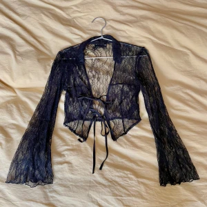 Spetstopp - En så snygg topp/blus i spets! Den är sparsamt använd och därför i bra skick, men är lite nopprig på ena axeln, som bild nr 3 visar.